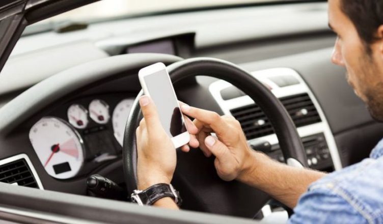 distrazione alla guida, assicurazione auto, guida distratta